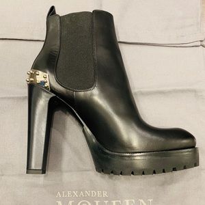 Alexander McQueen NWT chunky healed boots - size 39.5 (US 8.5).